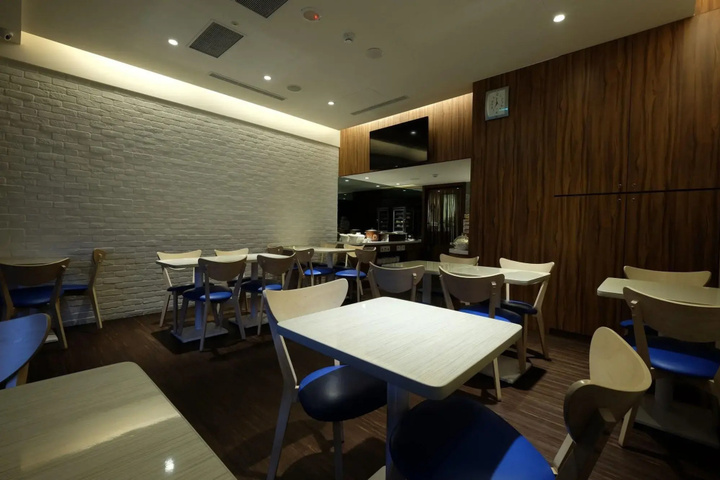Dining 11 of 14