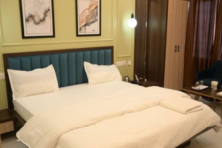 Room 27 of 39