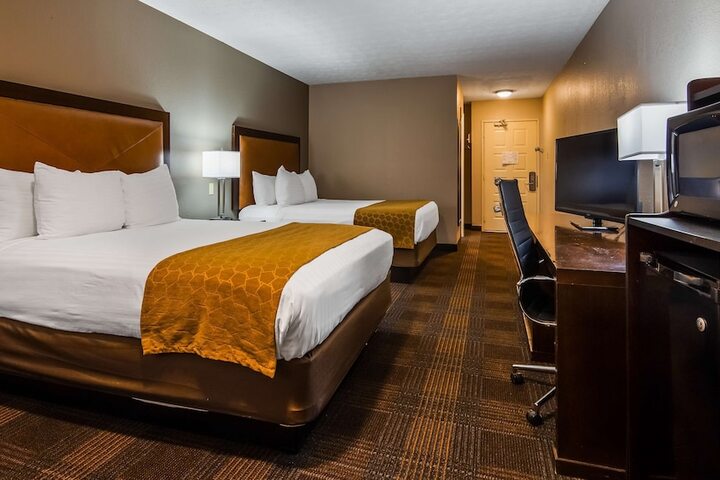 2 Queen Beds High Speed Internet Accessible Coffee Maker, Hairdryer Iron and Ironing Board Full Breakfast (2 of 6)