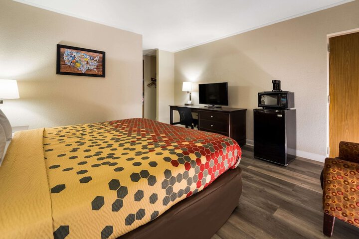 1 King Bed (3 of 13)