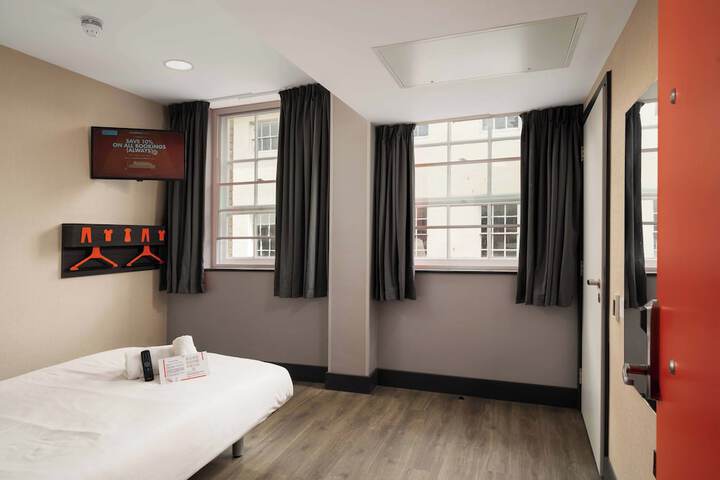 Room 26 of 47
