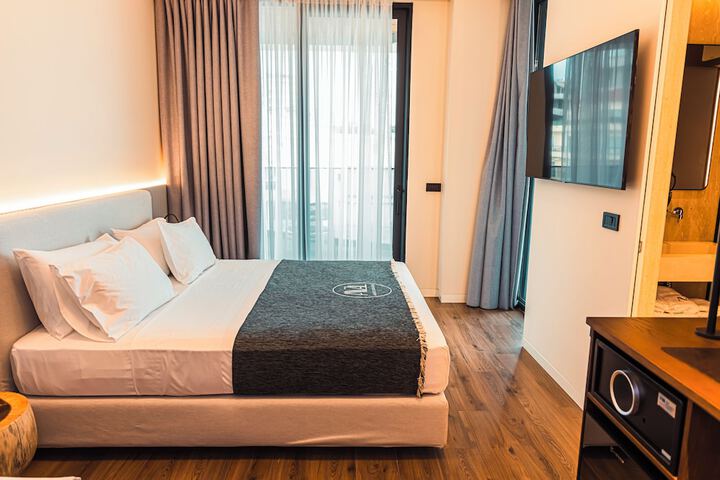 Room 12 of 33