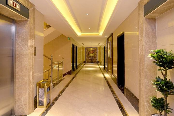 Ballroom/Hall 34 of 35