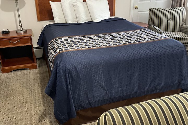 1 Queen Bed (9 of 13)