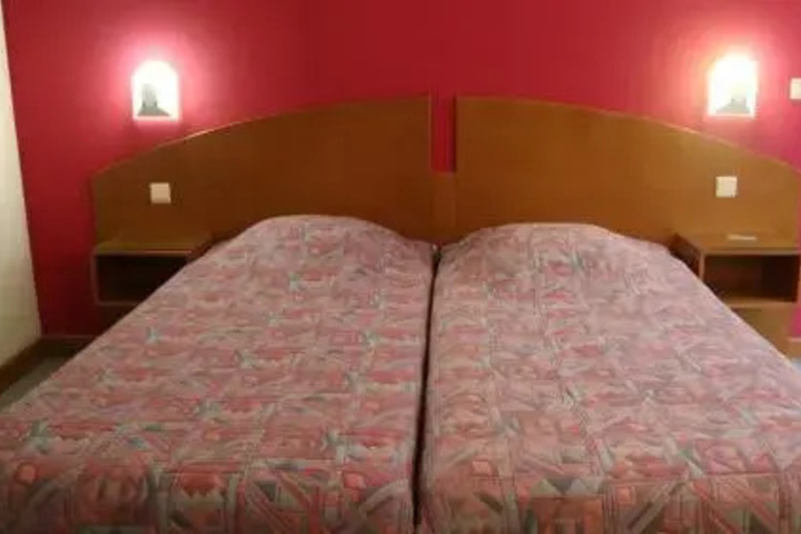 Room 2 of 10