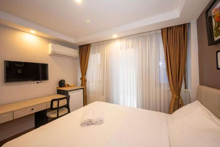 Room 8 of 98