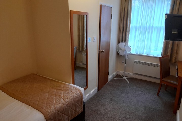 Room 40 of 142