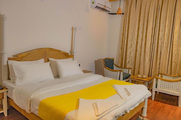 Room 10 of 16
