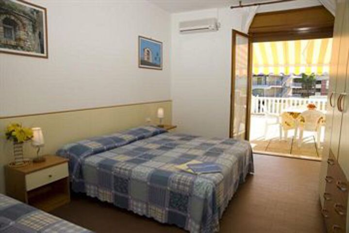 Room 6 of 15