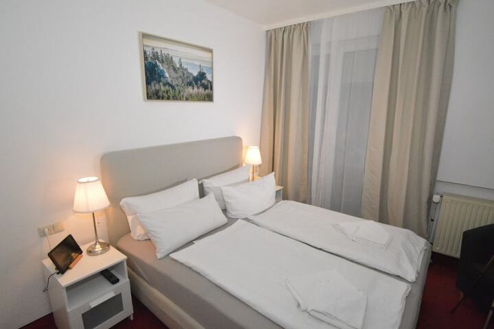 Room 3 of 33