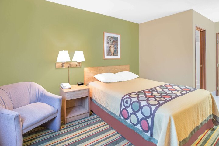 1 Queen Bed (7 of 11)