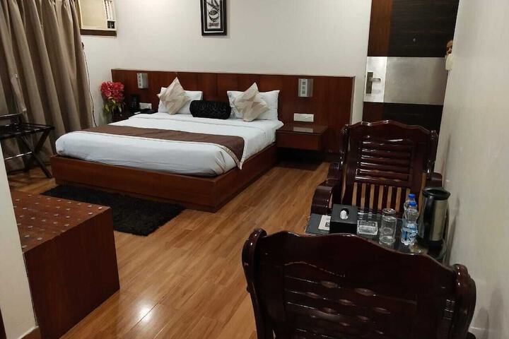Room 13 of 36