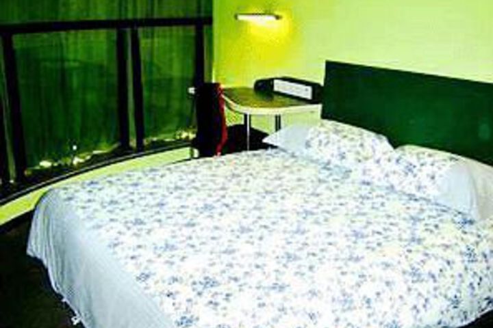 Room 6 of 9