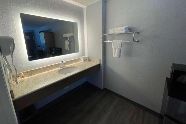 1 King Bed (2 of 8)
