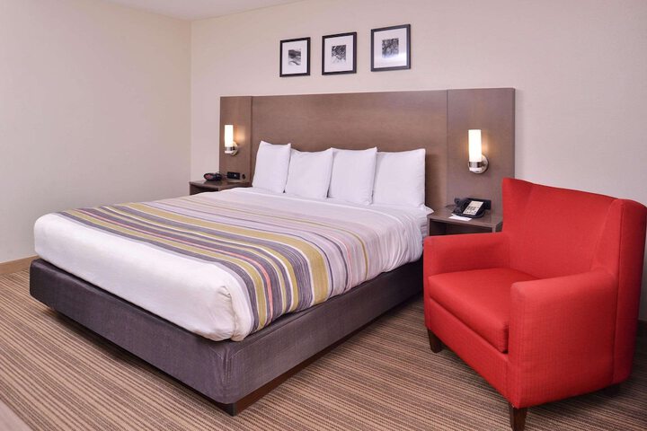 1 King Bed Accessible (7 of 11)