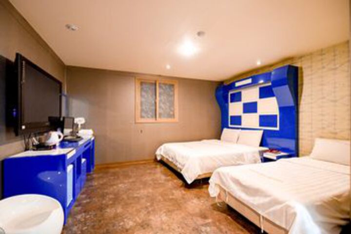 Room 9 of 18