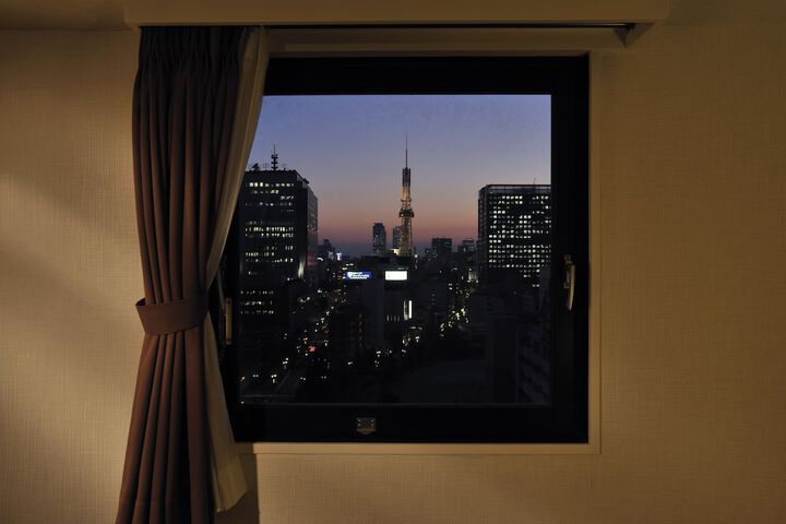 Room 7 of 12