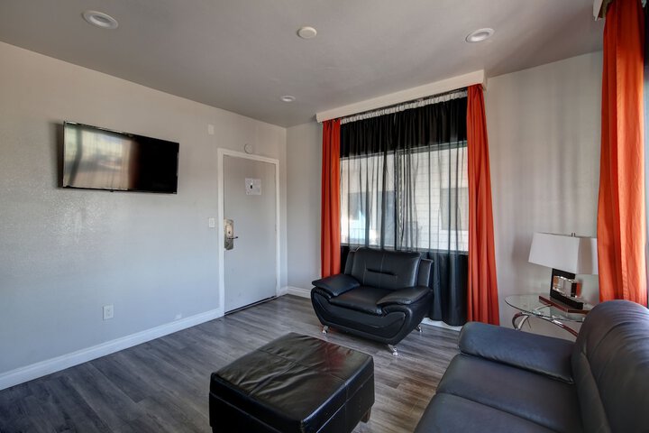 1 Queen Bed (1 of 17)