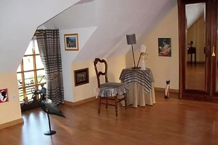 Room 4 of 8