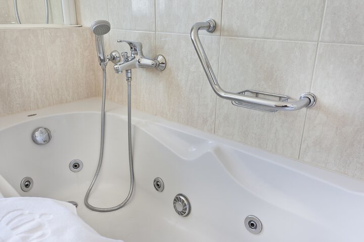 Jetted tub