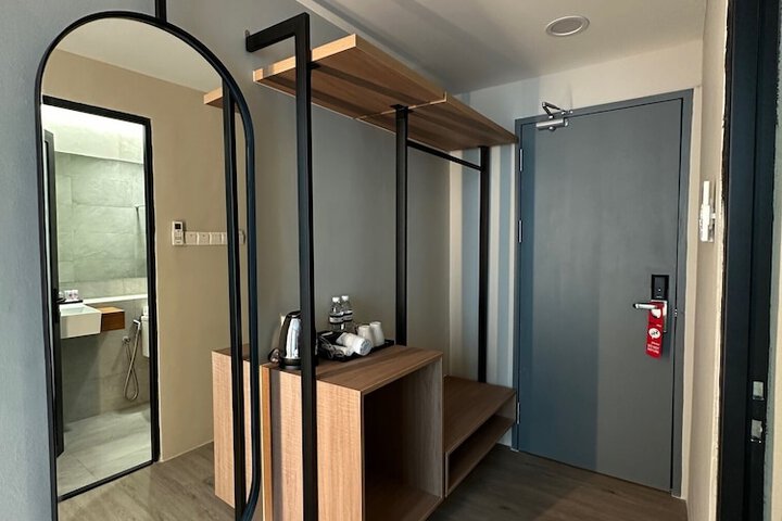 Room 6 of 17
