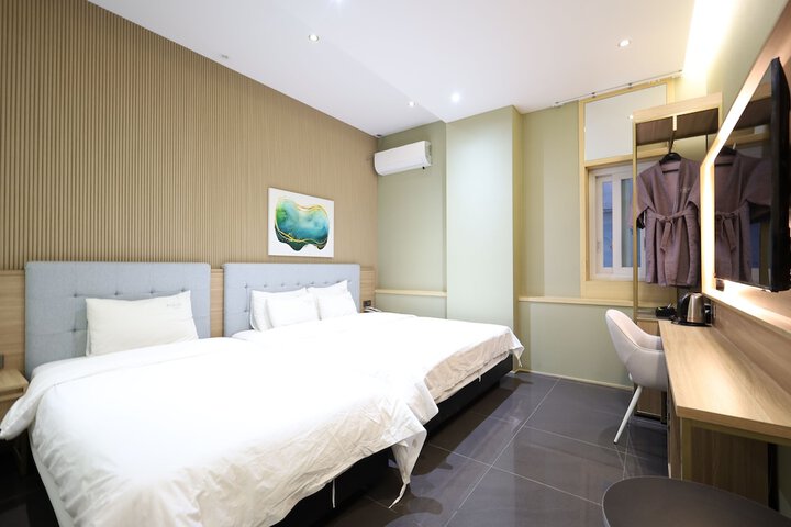 Room 2 of 17