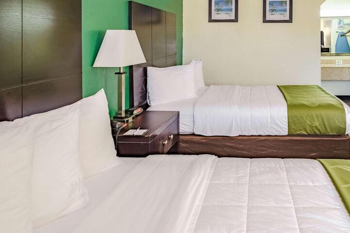2 Double Beds (3 of 8)
