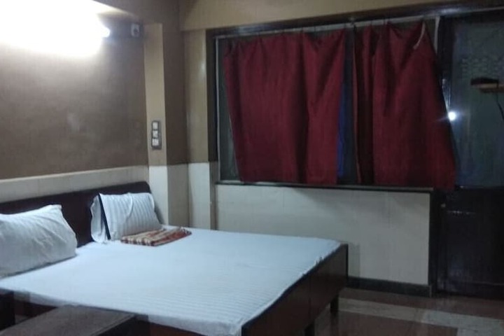 Room 6 of 12