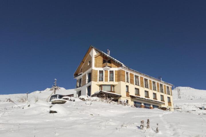 RezoHut Hotel