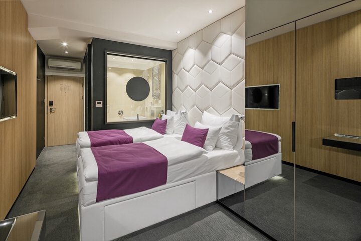 Room 9 of 48