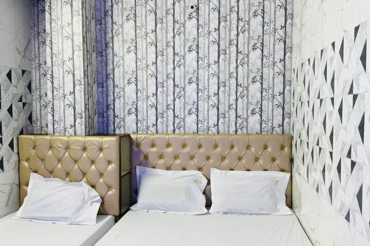 Room 11 of 28