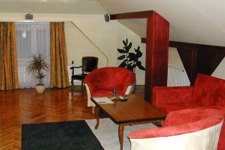 Room 8 of 10
