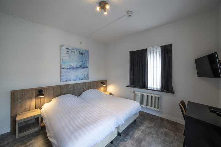 Room 10 of 30