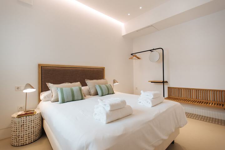 Room 4 of 317