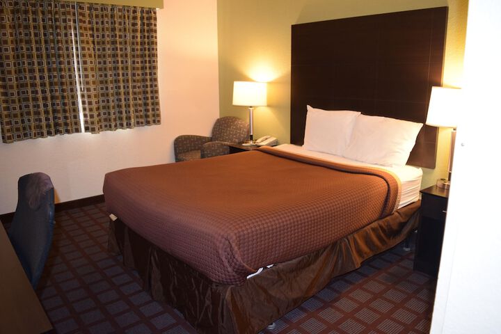 1 Queen Bed (1 of 22)