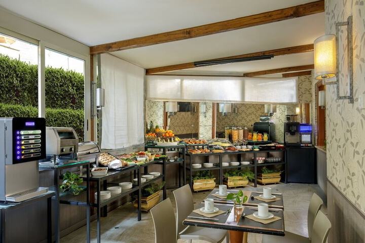 Breakfast area