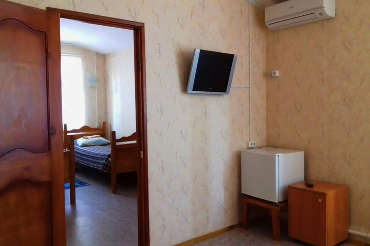 Room 6 of 9