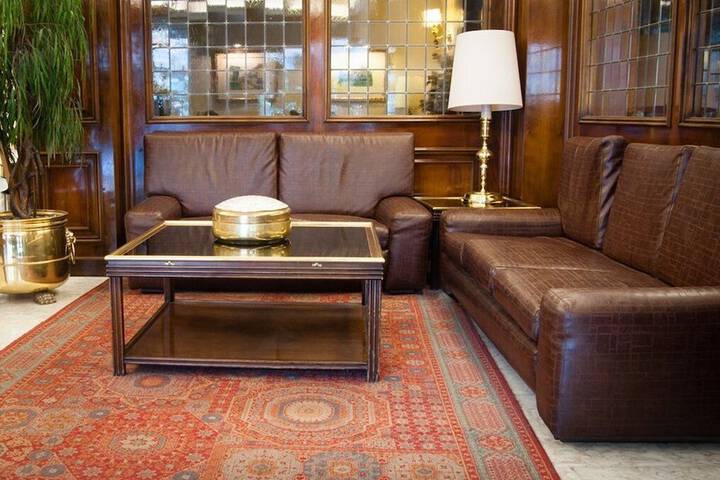 Lounge 33 of 40