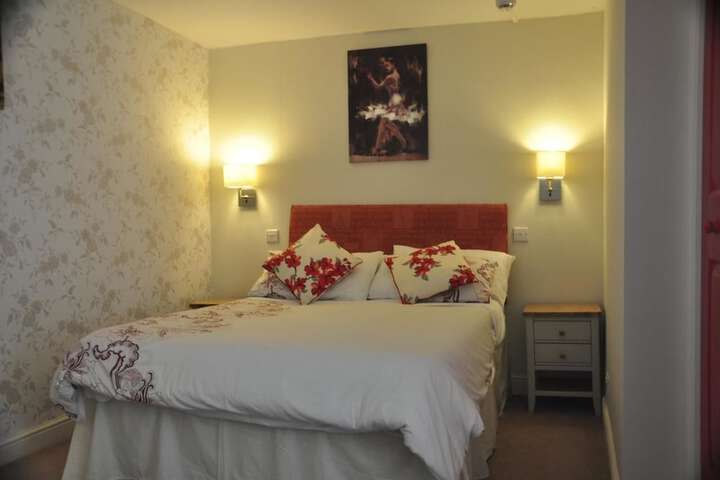 Room 6 of 18