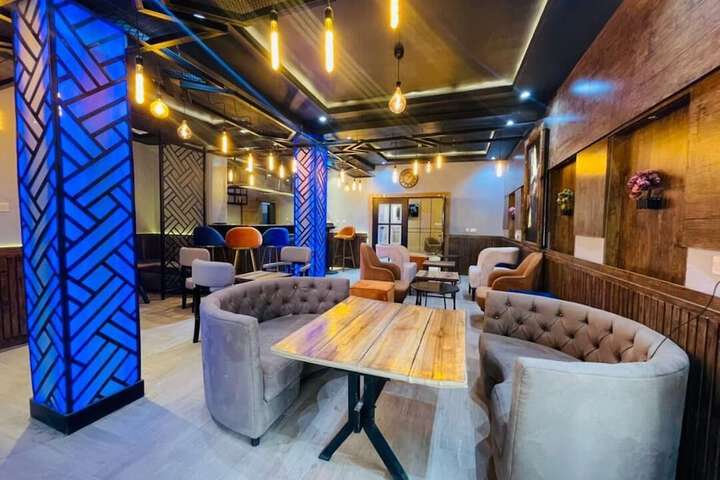 Lounge 10 of 12
