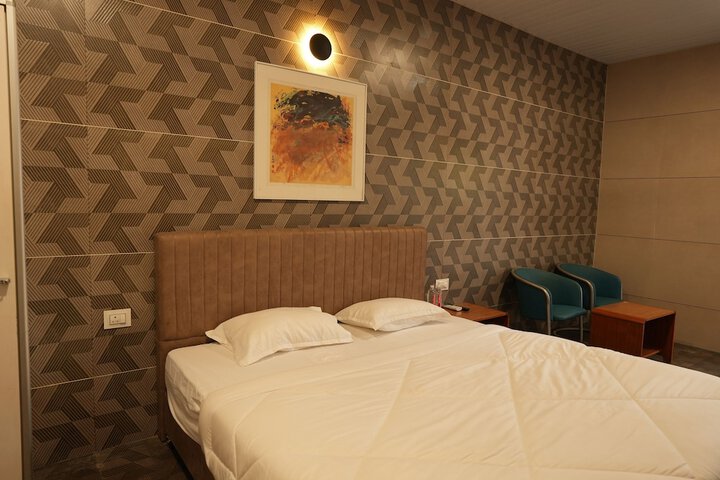 Room 6 of 17