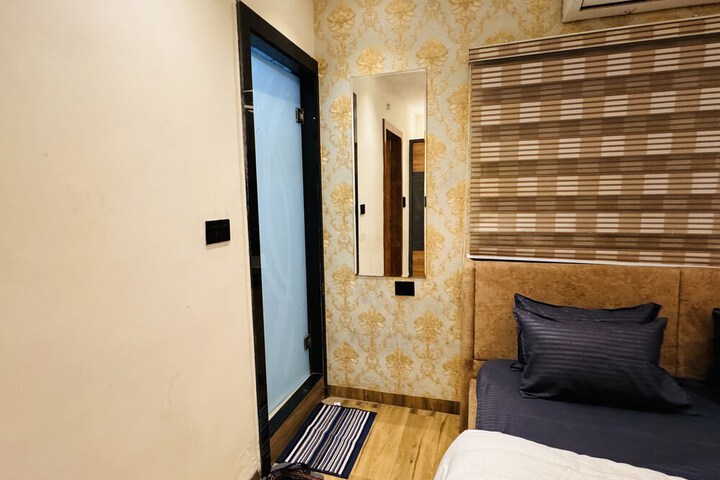 Room 5 of 20