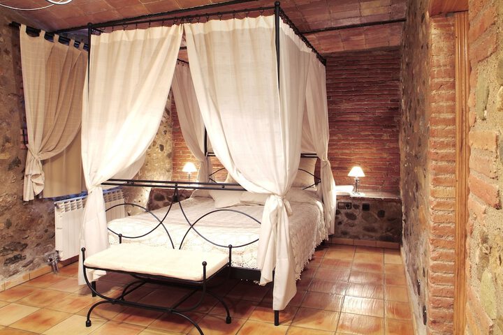 Room 4 of 28