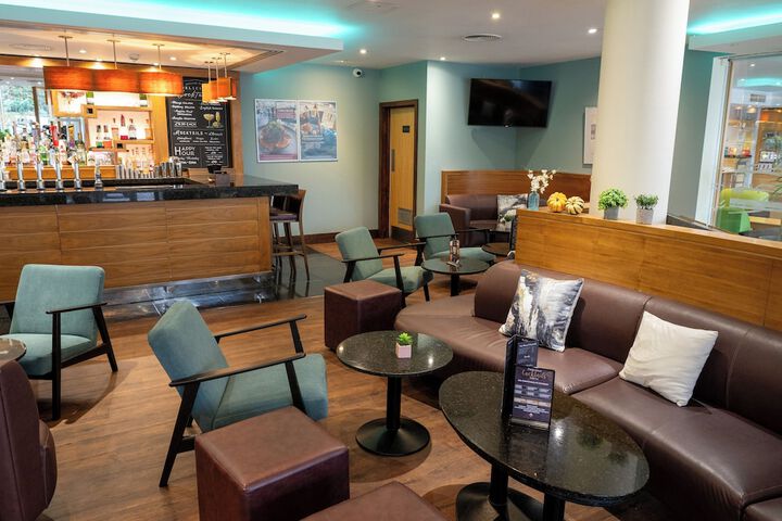Lounge 54 of 77