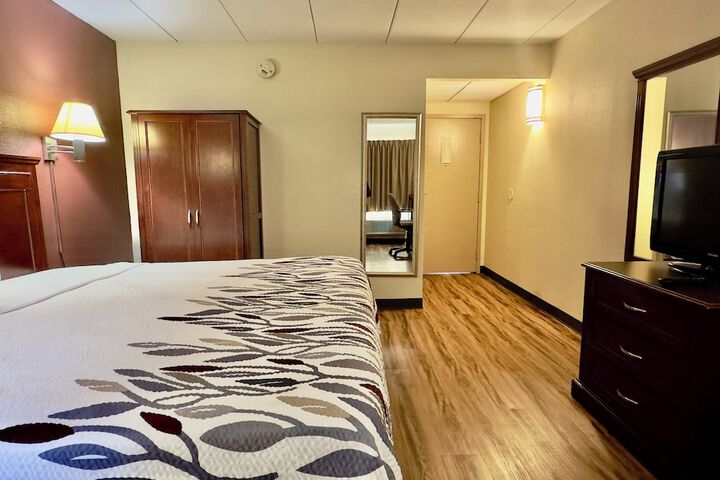 Deluxe King Bed Accessible (2 of 10)