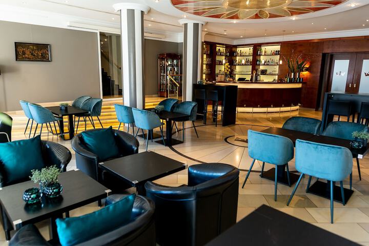 Lounge 84 of 102