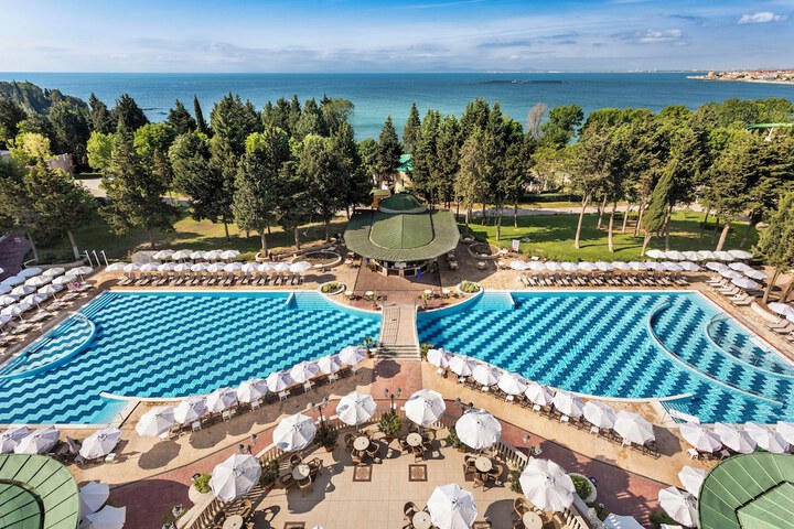Hotel with Pool