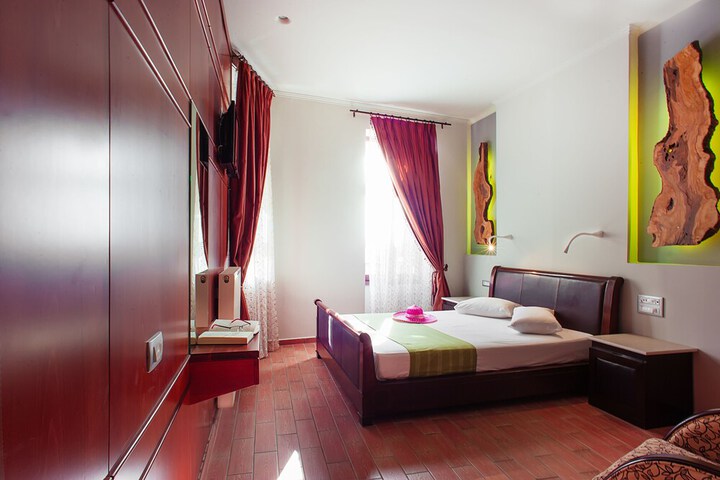 Room 5 of 17