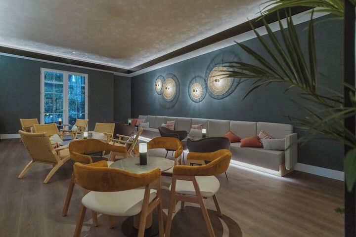 Lounge 132 of 180