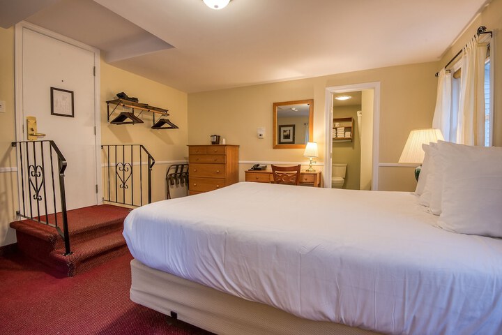 Slope Queen Bed with View (84 of 100)